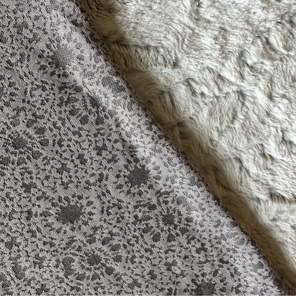 Lularoe Lacy Jacquard Classic T size small, gray - Picture 3 of 7